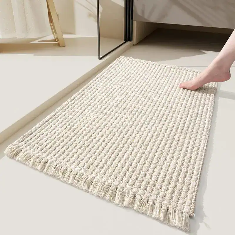 Boho-Badezimmerteppich mit Fransen und strukturierter Optik für Komfort und Stil.