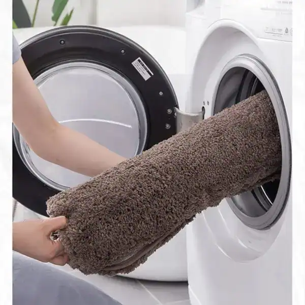 Brauner Badezimmerteppich wird in Waschmaschine gewaschen, pflegeleicht und waschbar.