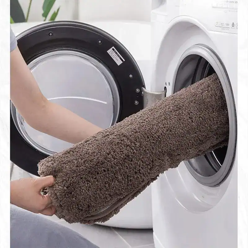 Brauner Badezimmerteppich wird in Waschmaschine gewaschen, pflegeleicht und waschbar.