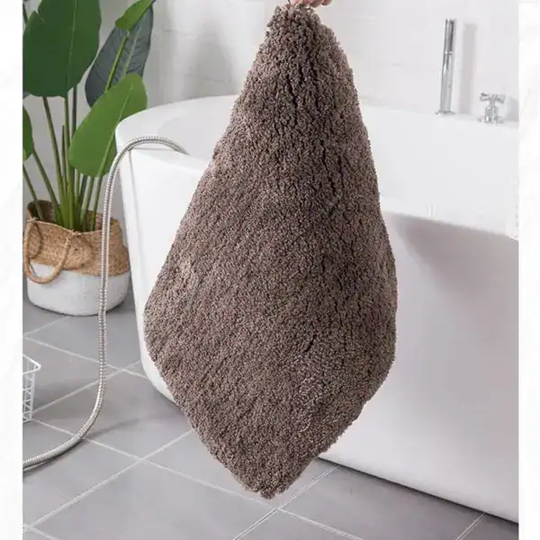 Brauner Badezimmerteppich mit flauschigem Hochflor, ideal für Komfort und Sauberkeit im Bad.