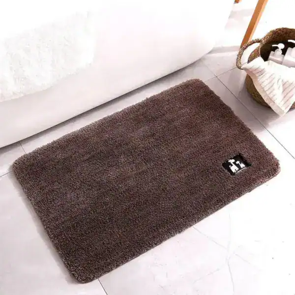 Brauner Badematte Komfort für Badezimmer, weich und absorbierend, ideal vor Badewanne.