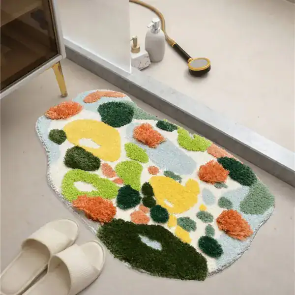 Bunt gemusterter Badezimmerteppich mit frischen Farben und weicher Textur für Komfort und Stil.