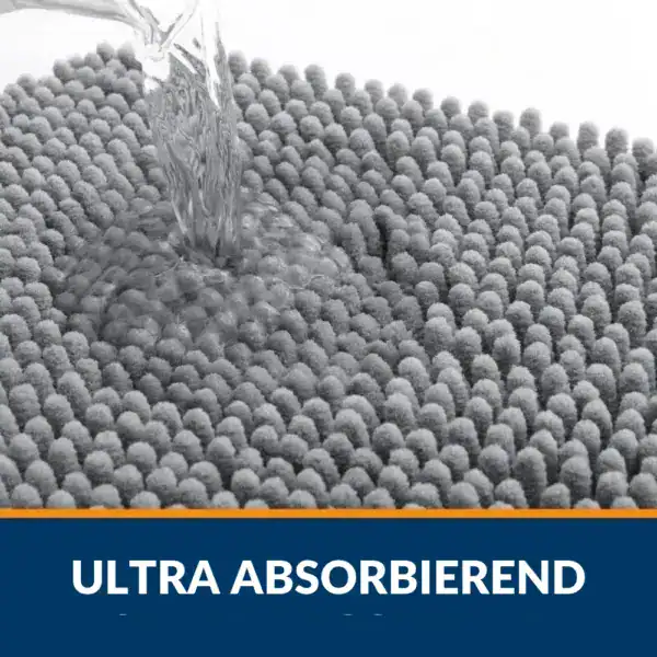 Chenille-Badezimmerteppich mit ultra absorbierender Oberfläche, Wasser tropft auf weiches Material.