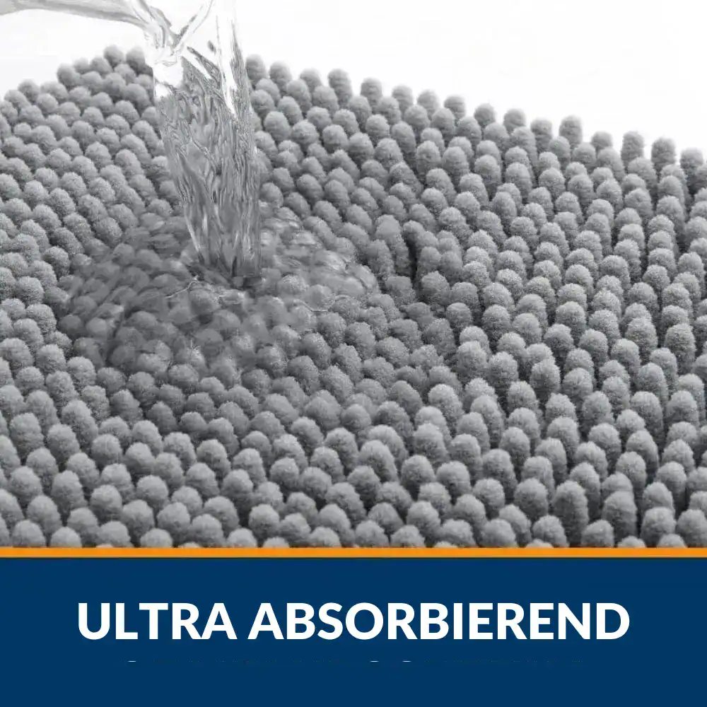 Chenille-Badezimmerteppich mit ultra absorbierender Oberfläche, Wasser tropft auf weiches Material.