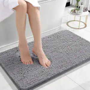 Grauer Chenille-Badezimmerteppich mit weicher Textur, ideal für Komfort und Feuchtigkeitsabsorption im Bad.