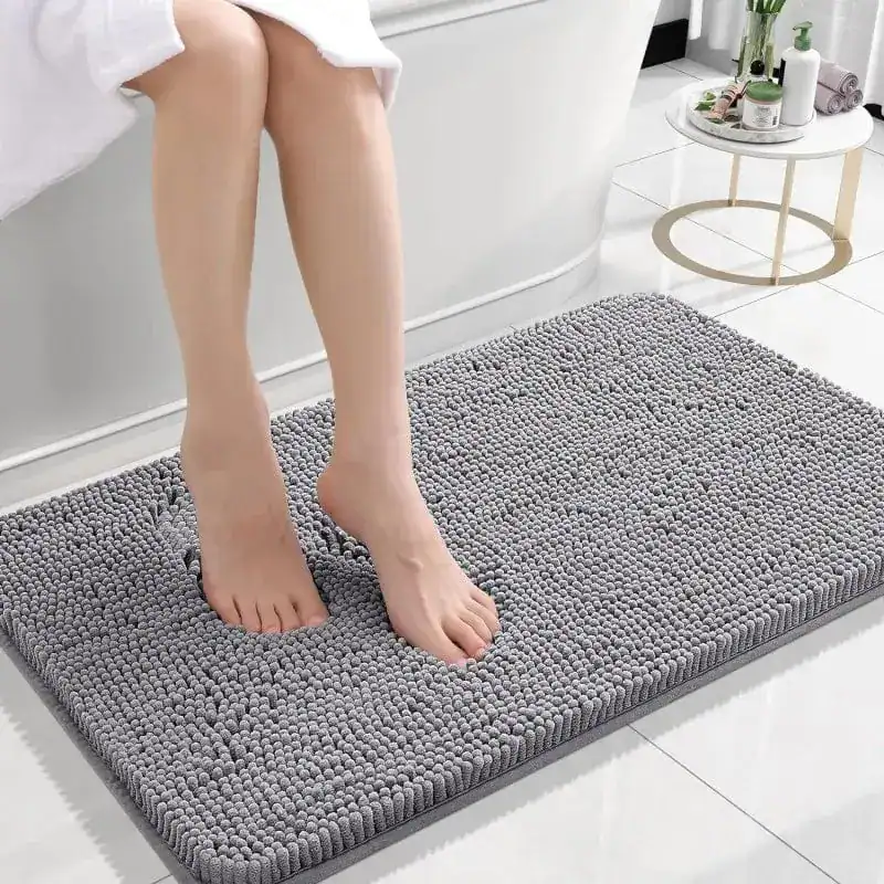 Grauer Chenille-Badezimmerteppich mit weicher Textur, ideal für Komfort und Feuchtigkeitsabsorption im Bad.