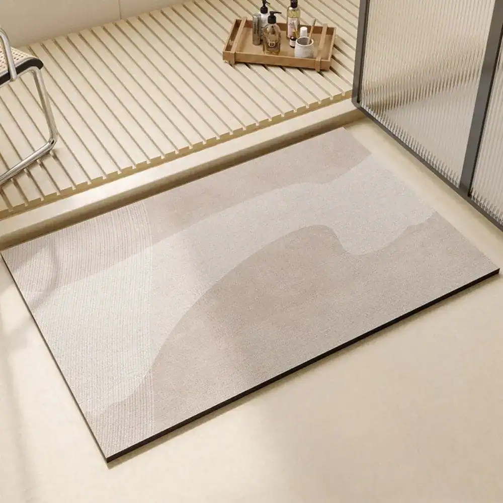 Creme Farbe Badezimmerteppich mit modernem Muster und rutschfestem Design.
