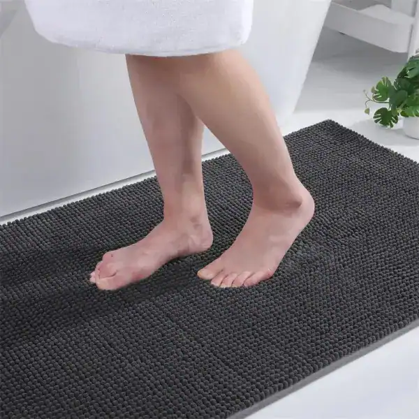 Dünn Badezimmerteppich in Grau, ideal für Bad und Dusche, weicher Fußbodenbelag.