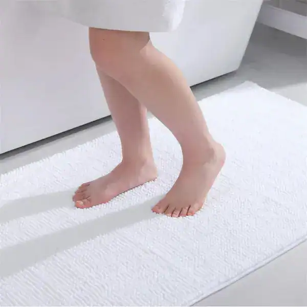 Weißer Badezimmerteppich dünn mit Textur, ideal für rutschfeste und trocknende Fußbetten.