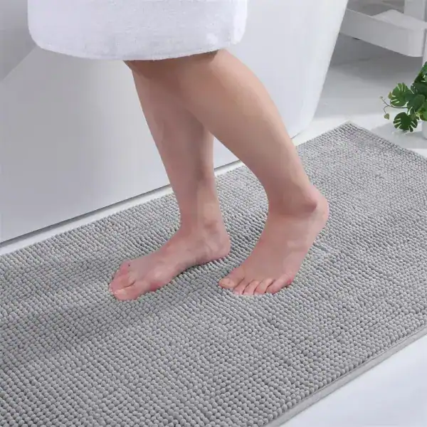 Dünn Badezimmerteppich grau mit Textur, ideal für Komfort und Trocknung nach dem Baden.