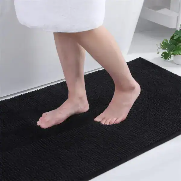 Dünn Badezimmerteppich schwarz, weiches Fußbodenpolster für Bad und Dusche.