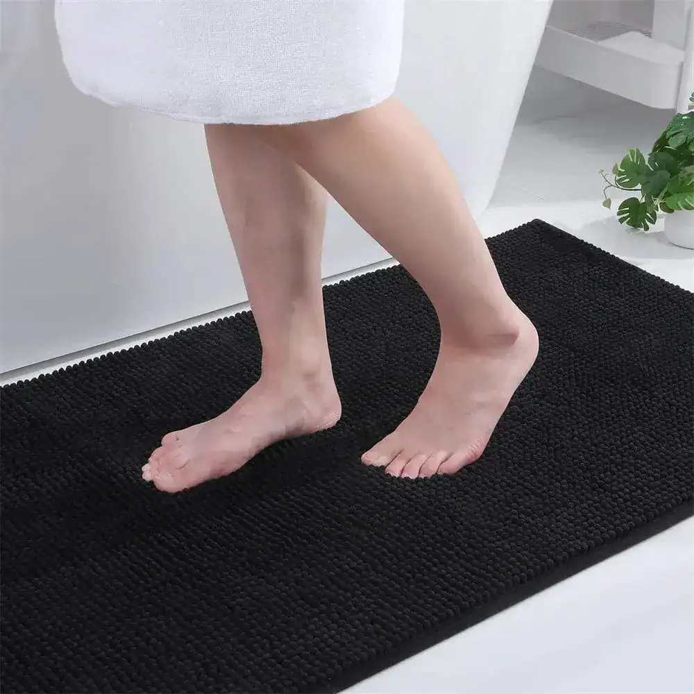 Dünn Badezimmerteppich schwarz, weiches Fußbodenpolster für Bad und Dusche.