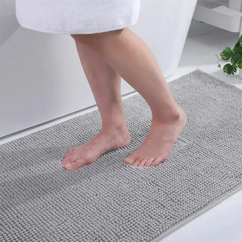 Dünn Badezimmerteppich grau mit Textur, ideal für Komfort und Trocknung nach dem Baden.