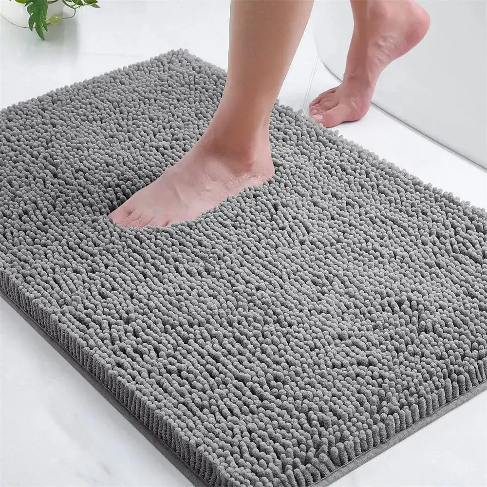 Dunkelblauer Badezimmerteppich mit weicher Chenille-Struktur für Komfort und Sauberkeit.