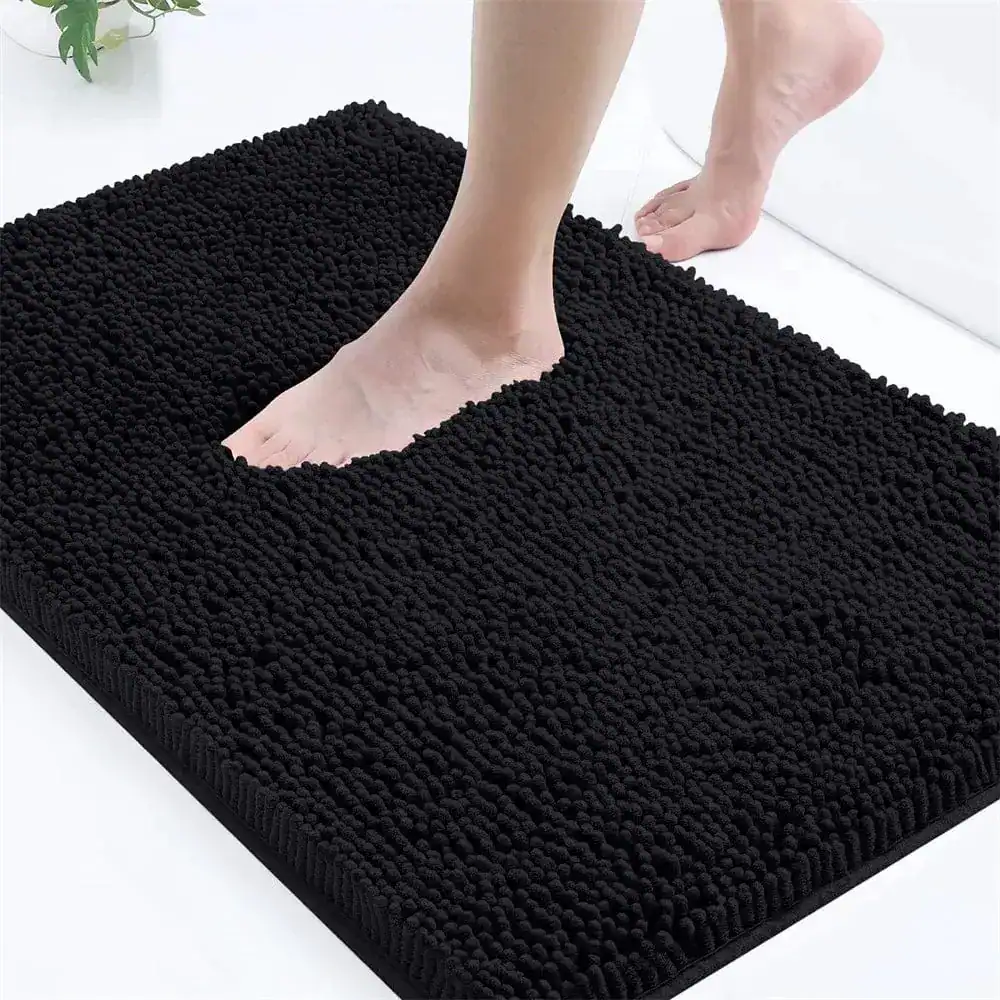 Dunkelblauer Badezimmerteppich mit weicher Chenille-Struktur für Komfort und Stil.