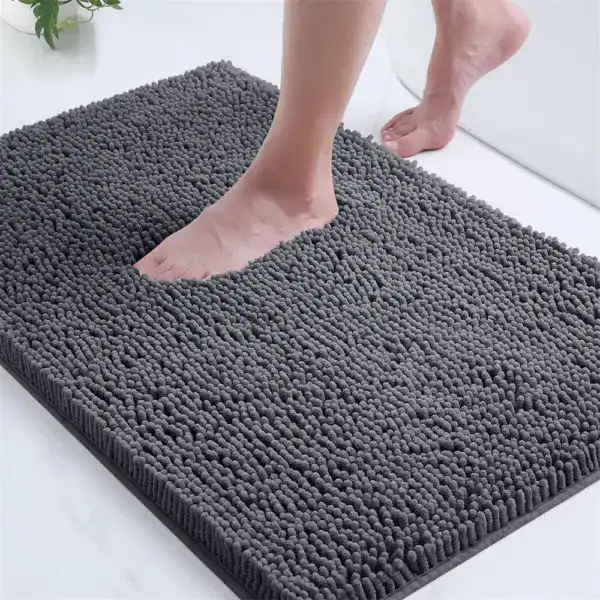 Dunkelblauer Badezimmerteppich mit weicher Chenille-Struktur für Komfort und Sauberkeit.