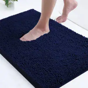Dunkelblauer Badezimmerteppich mit weicher Chenille-Struktur für Komfort und Sauberkeit.
