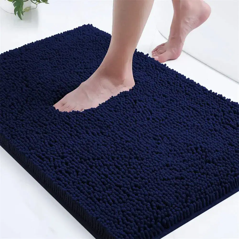 Dunkelblauer Badezimmerteppich mit weicher Chenille-Struktur für Komfort und Sauberkeit.