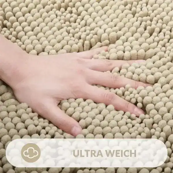 Dunkelblauer Badezimmerteppich mit weicher, punktiertem Oberfläche und Hand darauf.