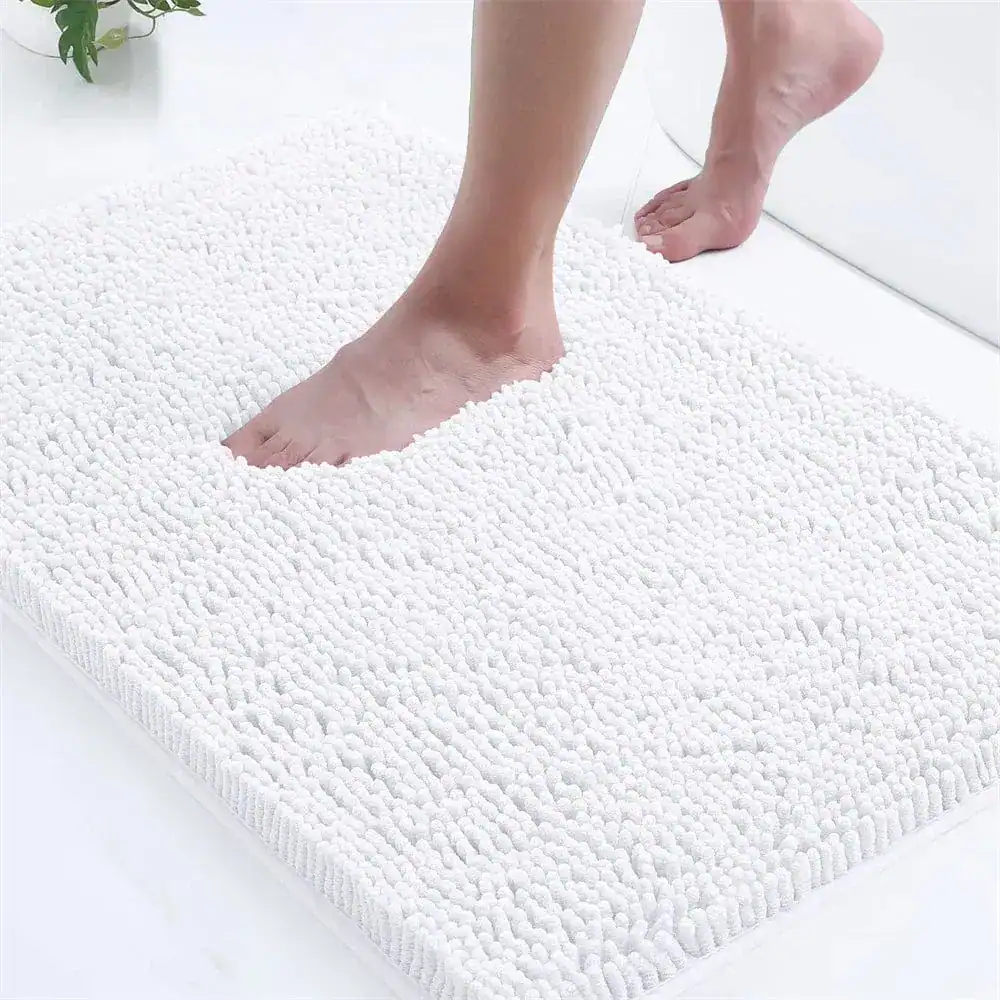 Weißer Badezimmerteppich mit flauschigem Chenille-Design, ideal für Komfort und Sauberkeit im Bad.