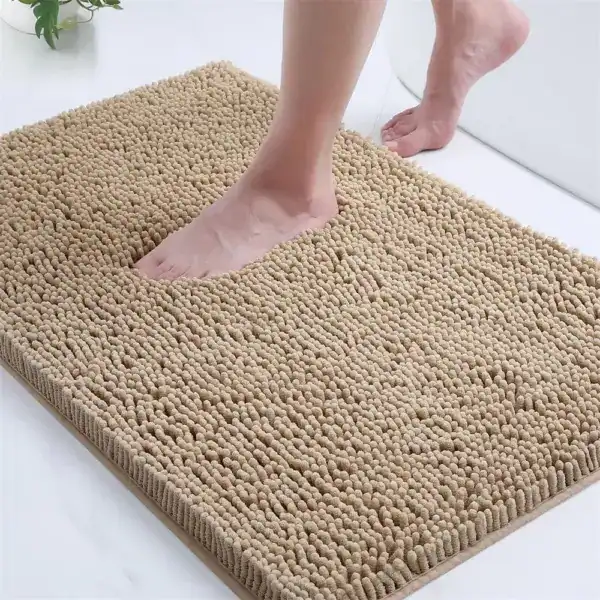 Dunkelblauer Badezimmerteppich mit weicher Textur, ideal für Komfort und Trocknung nach dem Baden.
