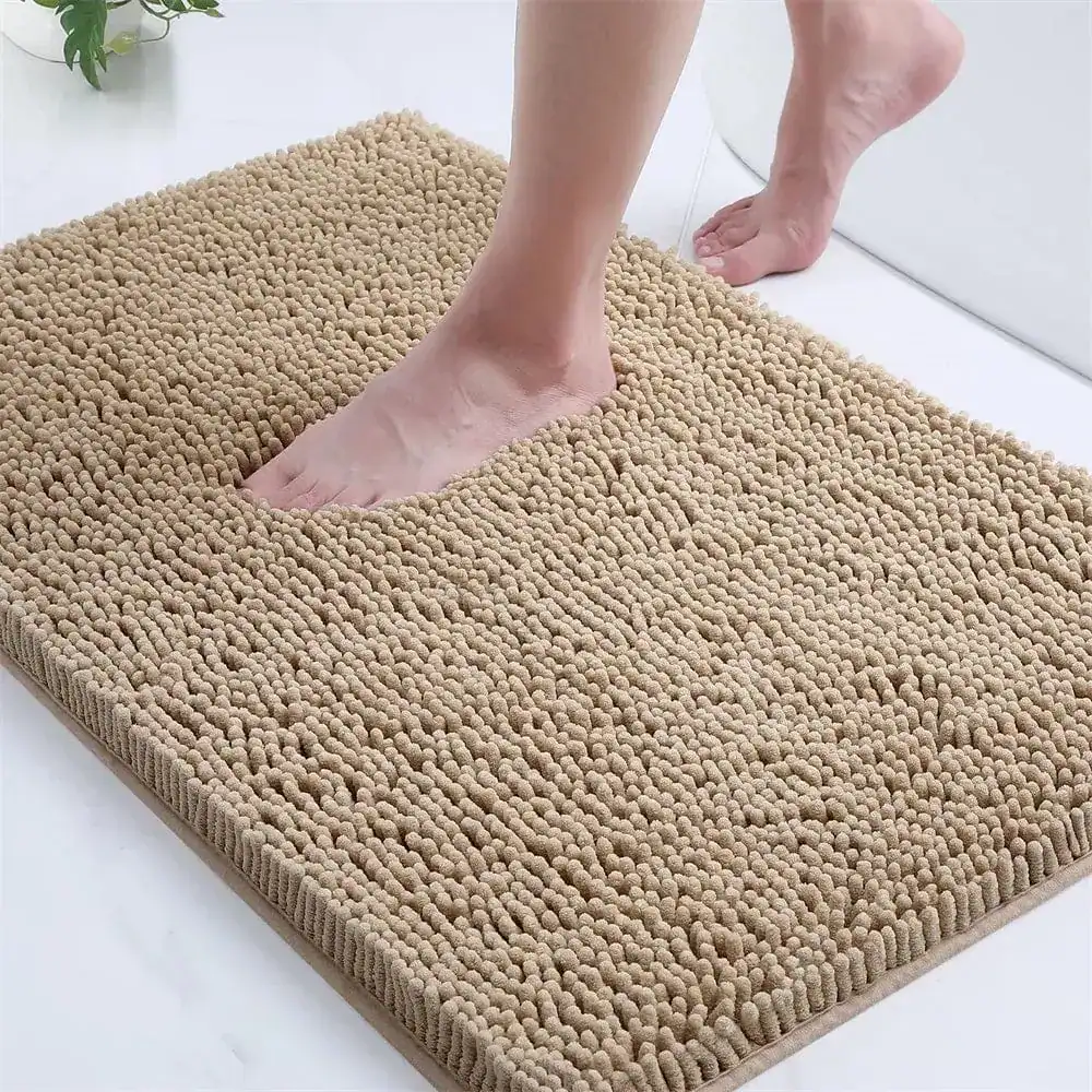 Dunkelblauer Badezimmerteppich mit weicher Textur, ideal für Komfort und Trocknung nach dem Baden.