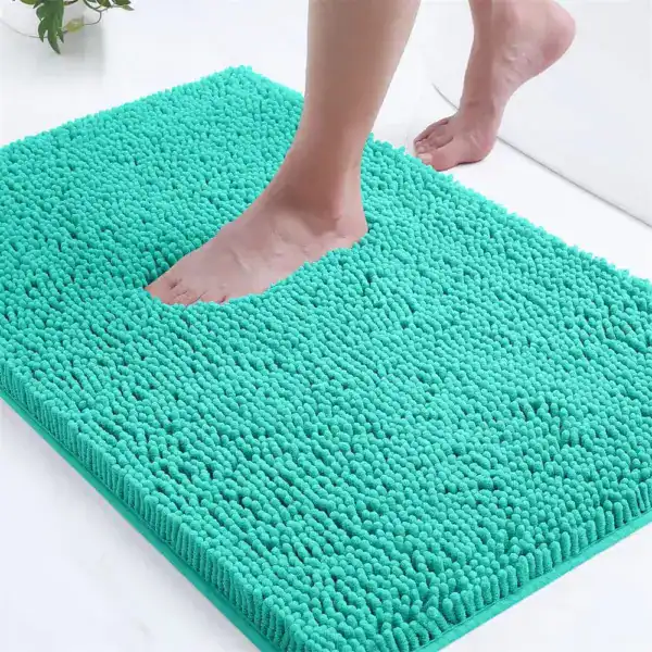 Dunkelblauer Badezimmerteppich mit weicher Chenille-Struktur für Komfort und Sauberkeit.