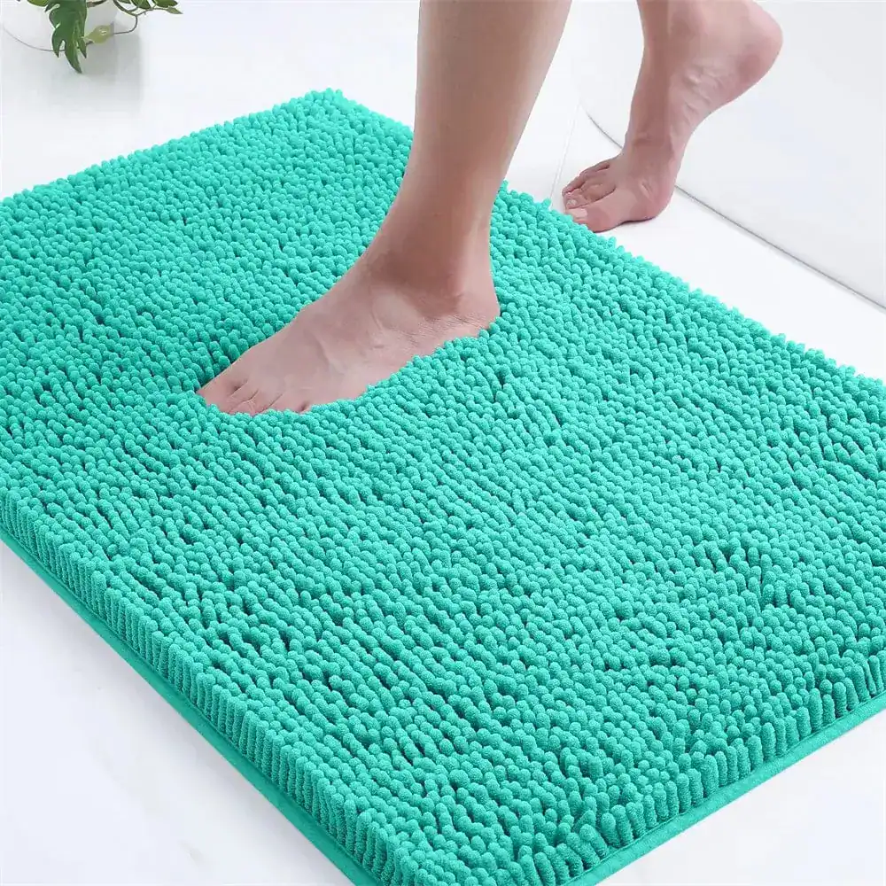 Dunkelblauer Badezimmerteppich mit weicher Chenille-Struktur für Komfort und Sauberkeit.
