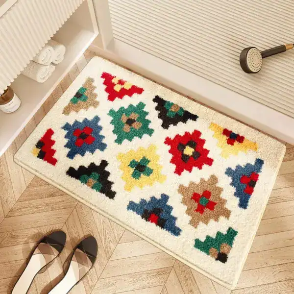Farbiger Badezimmerteppich mit geometrischem Muster, ideal für Bad und Dusche.