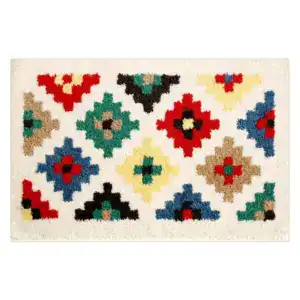 Farbiger Badezimmerteppich mit geometrischem Muster und weicher Textur.