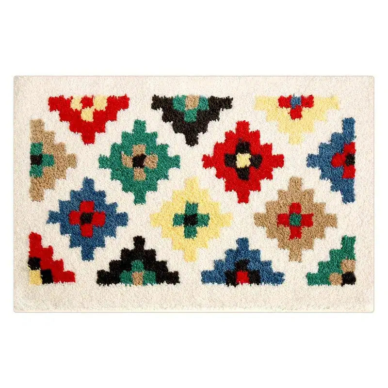 Farbiger Badezimmerteppich mit geometrischem Muster und weicher Textur.