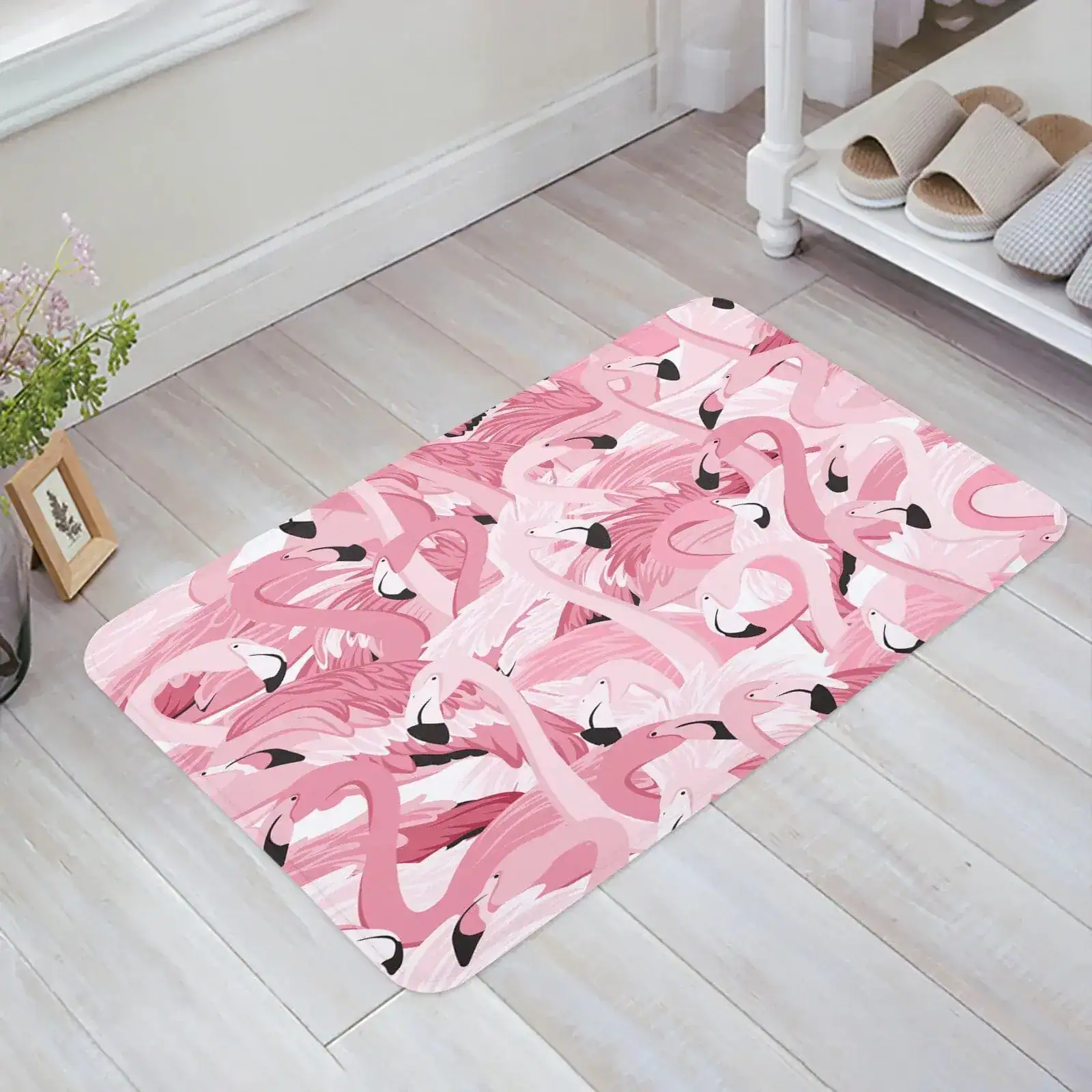 Pink Flamingo Badezimmerteppich mit stilvollem Muster für moderne Badezimmer.