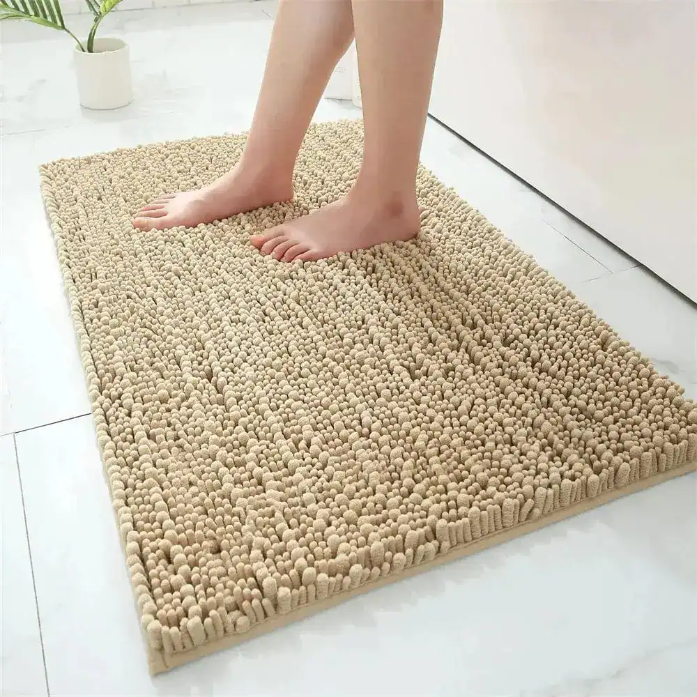 Flauschiger Badezimmerteppich in Beige, weicher Fußbodenbelag für Bad und Dusche.