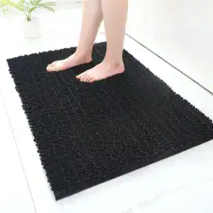 Flauschiger Badezimmerteppich schwarz, weicher Fußbodenbelag für Bad und Dusche.