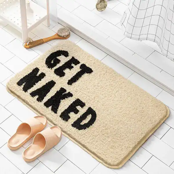 Badezimmerteppich mit Aufschrift 'GET NAKED', weicher Badematte für Duschbereich.