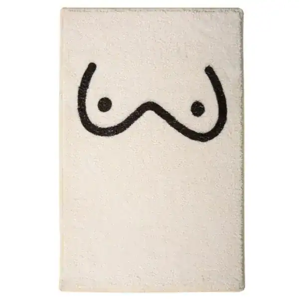 Grafisch gestalteter Badezimmerteppich mit Schnurrbart-Motiv in Schwarz auf cremefarbenem Untergrund.