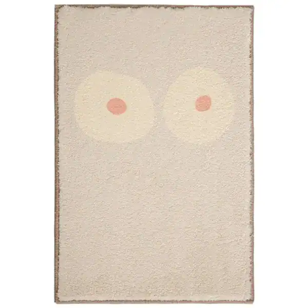 Grafisch gestalteter Badezimmerteppich mit stilisierten Augenmotiv in sanften Farben.