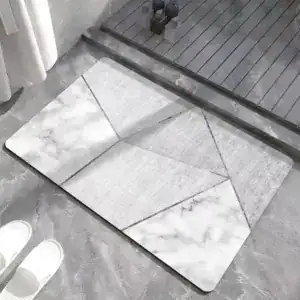 Grau-Weißer Badezimmerteppich mit Marmoroptik und geometrischem Design für moderne Dusche oder Badewanne.