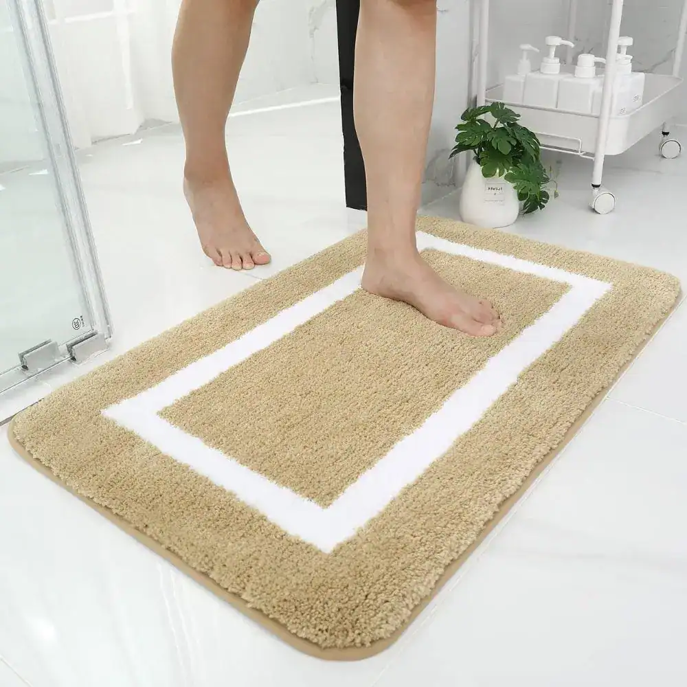 Greiger Badezimmerteppich mit weißem Rand, weich und rutschfest für Bad und Dusche.