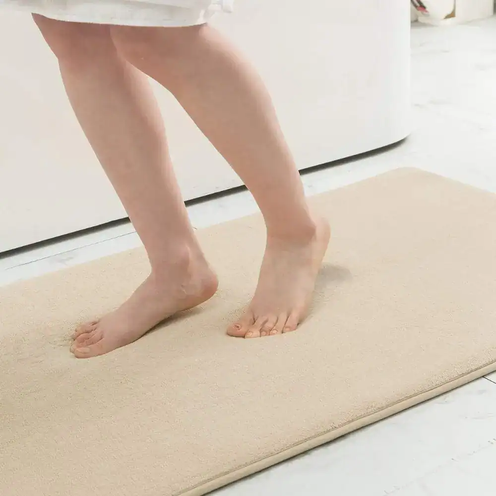 Beige Badezimmerteppich Groß, Komfort Badematte für weiche Fußbetten im Bad.
