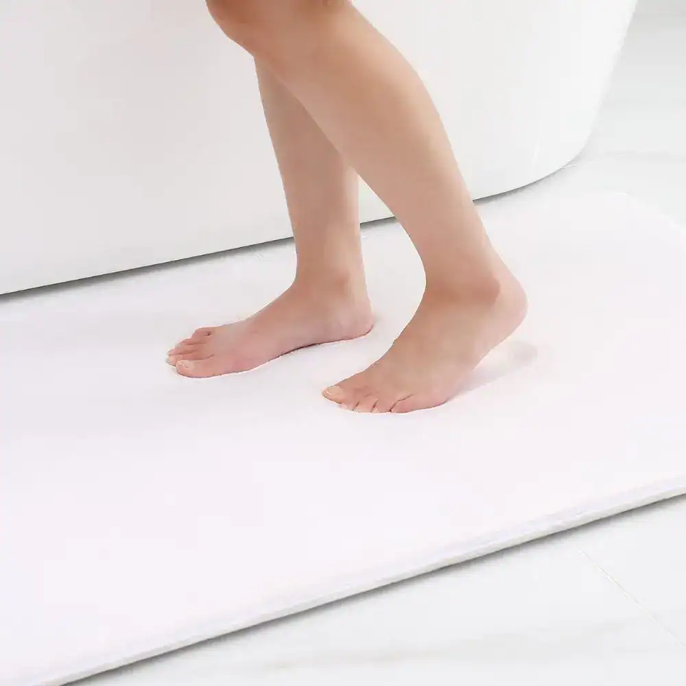 Großer Badezimmerteppich in Beige für Komfort und Sicherheit im Bad.