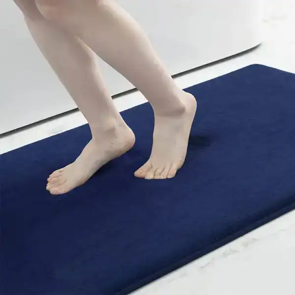 Badezimmerteppich Groß Beige, weicher Fußbodenbelag für Bad und Dusche.