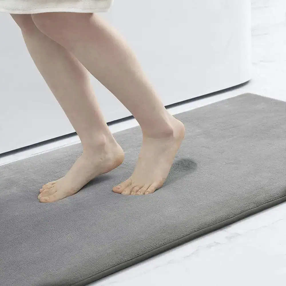 Beige Badezimmerteppich Groß, weicher Fußbodenbelag für Bad und Dusche.