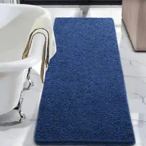 Blauer Badezimmerteppich mit weicher Textur, ideal für Bad und Dusche.
