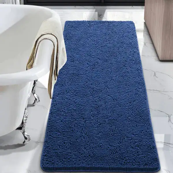 Blauer Badezimmerteppich mit weicher Textur, ideal für Bad und Dusche.