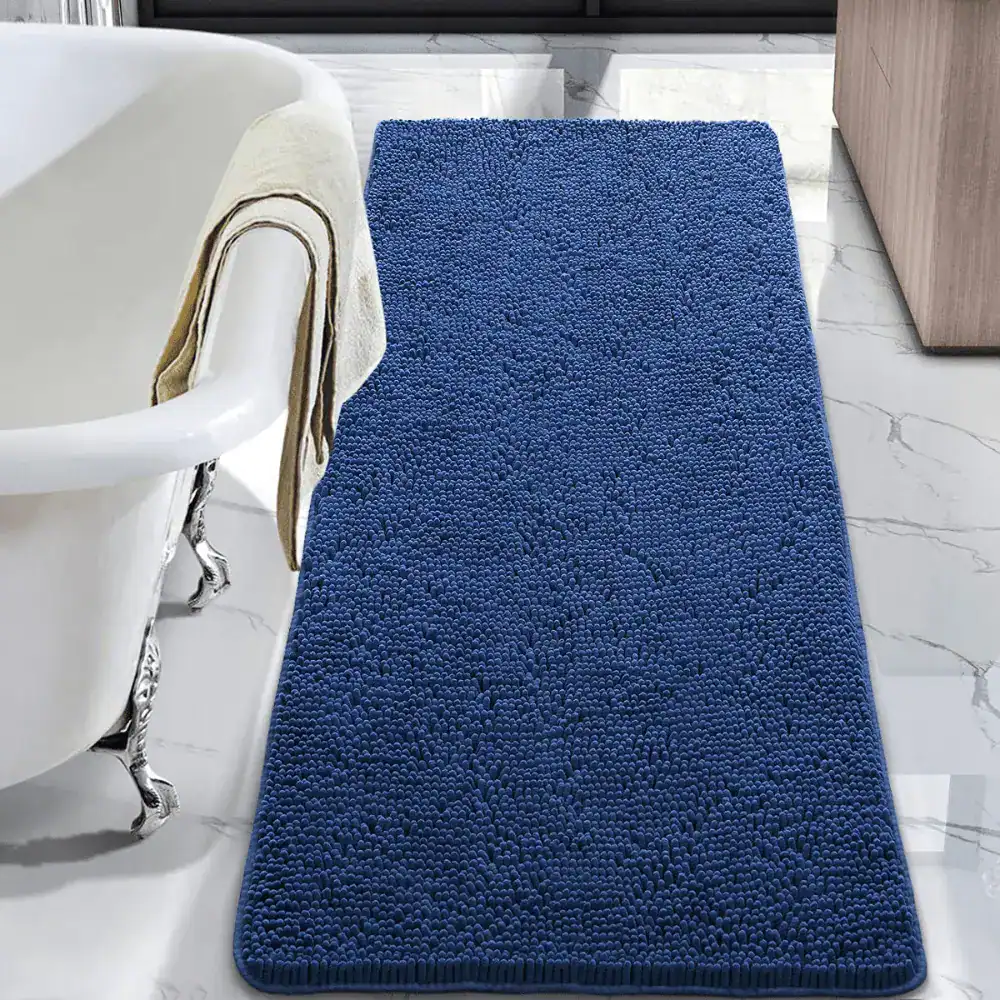 Blauer Badezimmerteppich mit weicher Textur, ideal für Bad und Dusche.