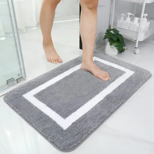 Grosser Waschbarer Badezimmerteppich mit weißem Rand, Komfort Badematte für Dusche und Bad.