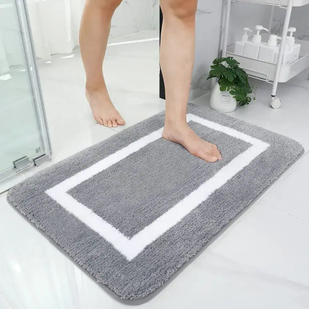 Grosser Waschbarer Badezimmerteppich mit weißem Rand, Komfort Badematte für Dusche und Bad.