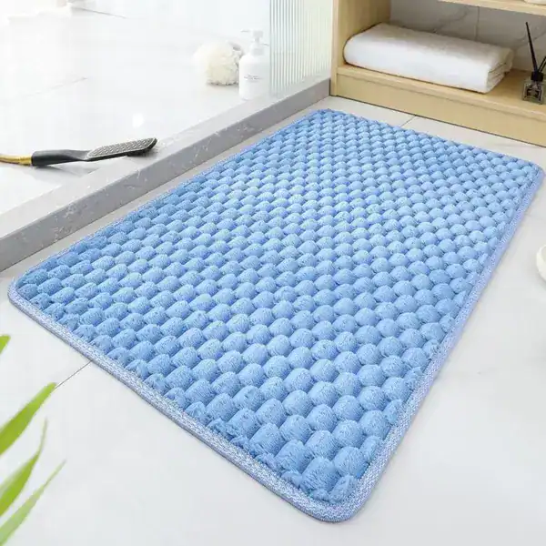 Hellblauer Badezimmerteppich mit strukturiertem Design für Komfort und Stil im Bad.