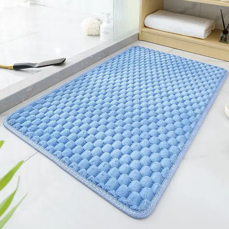 Hellblauer Badezimmerteppich mit strukturiertem Design für Komfort und Stil im Bad.